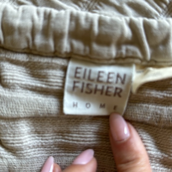 Eileen Fisher home quilt. Queen size. Cream/Beige. - Picture 3 of 4